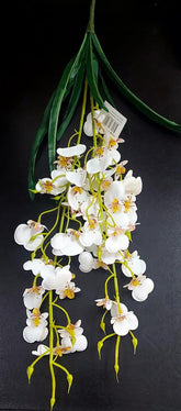 Ramură decorativă cu orhidee artificială cu mijloc galben-portocaliu – design curgător cu frunze elegante